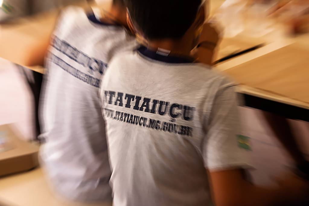 alunos na oficina em Itatiaiuçu explorando as Geotintas